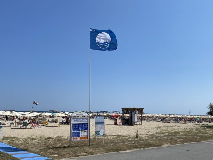 Рекорден брой български плажове получават Син флаг през 2024 г.