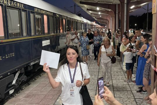 Варна очарова пътниците на “Ориент Експрес” с български фолклор, гостите от чужбина харесаха плажа на Слънчев ден
