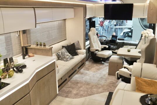 На изложението Caravan Salon 2023 в Дюселдорф представиха най-новите модели за къмпинг туризъм (снимки)