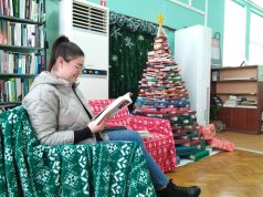 Библиотека в Балчик посреща посетителите си с двуметрова елха от книги