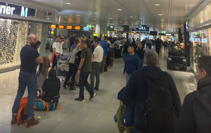 Всички полети от и до летището в Мюнхен днес преди обяд са отменени