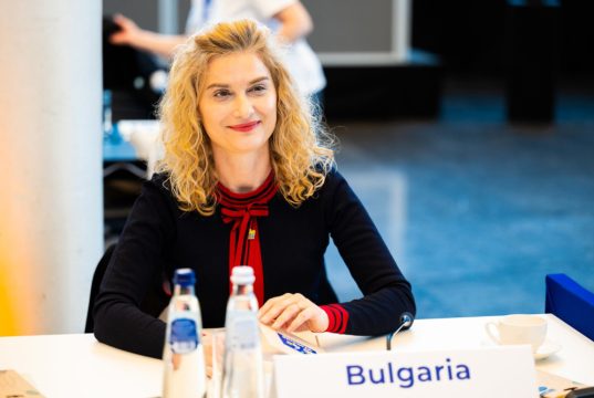 И АБТТА изпрати писмо до Главчев с искане Зарица Динкова да остане министър на туризма