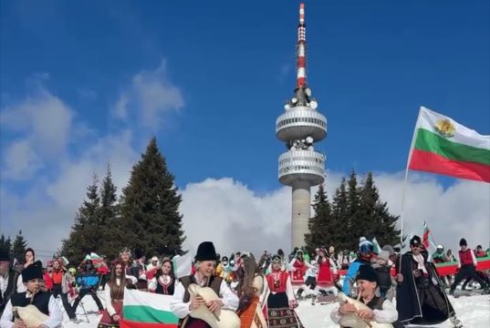 Стотици се спуснаха в носии на Пампорово