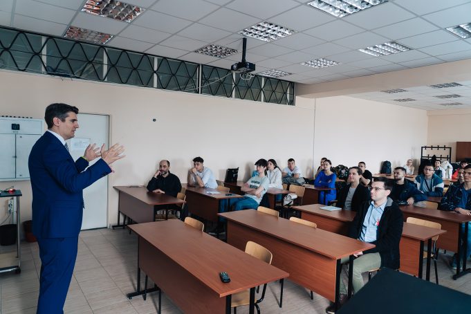 Хесус Кабайеро с лекция пред студенти от Техническия университет