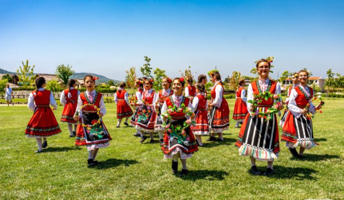 В градините на “Розариум-Билкариум” в Неофит Рилски ще се проведе фестивал и изложба “В чест на билките и децата”