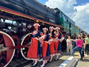 Празник на розата ‘2024: В Казанлък стотици посрещачи приветстваха ретро влака с парен локомотив