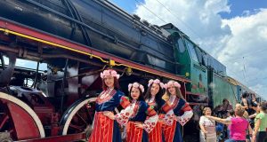 Празник на розата ‘2024: В Казанлък стотици посрещачи приветстваха ретро влака с парен локомотив
