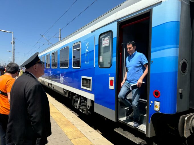 БДЖ увеличава влаковете между София до Бургас и въвежда електронни устройства за продажба на билети във влака