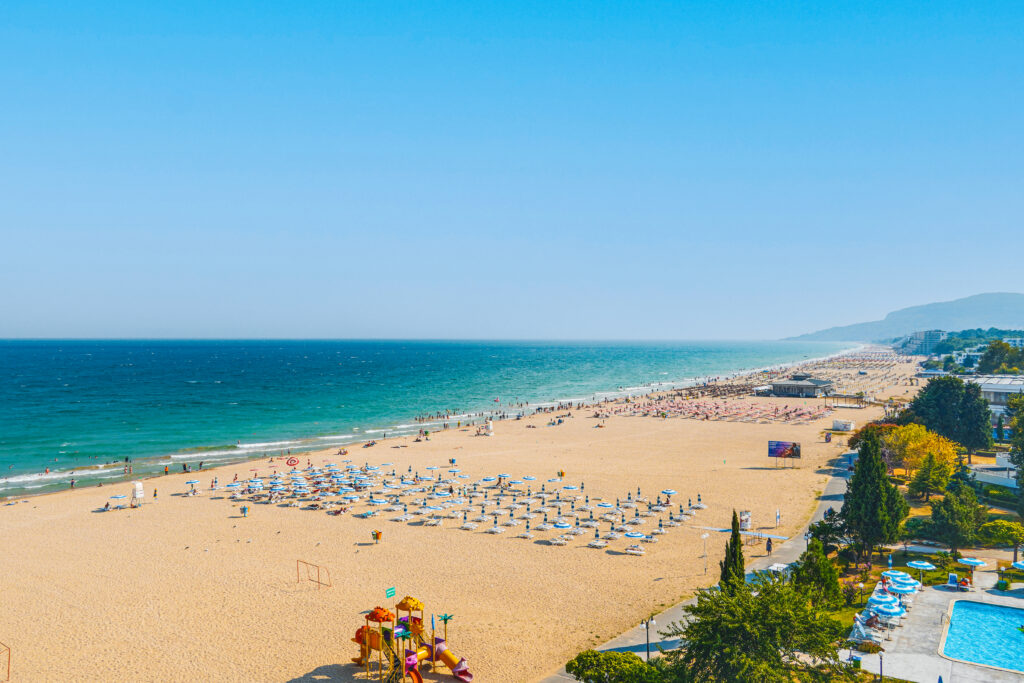 Ежедневно Албена публикува резултатите от пробите в морето. Гостите на курорта могат да се наслаждават не само на един от най-хубавите плажове в Европа, но и на чистата вода.