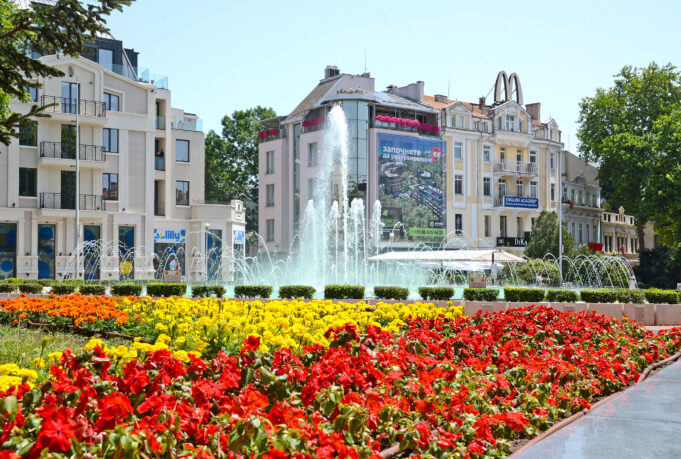 Красива Варна: Всички фонтани и шадравани в морската столица работят (снимки)