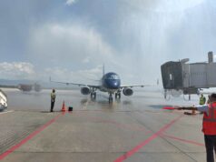 Посрещнаха с воден салют първия самолет на Azerbaijan Airlines по новооткритата авиолиния между София и Баку