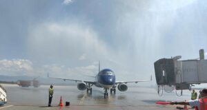 Посрещнаха с воден салют първия самолет на Azerbaijan Airlines по новооткритата авиолиния между София и Баку