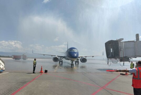 Посрещнаха с воден салют първия самолет на Azerbaijan Airlines по новооткритата авиолиния между София и Баку