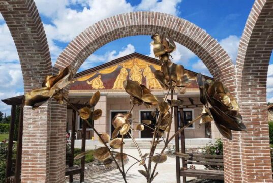 Близо 700 души посетиха в първия ден най-новата туристическа атракция у нас “Розариум-Билкариум”