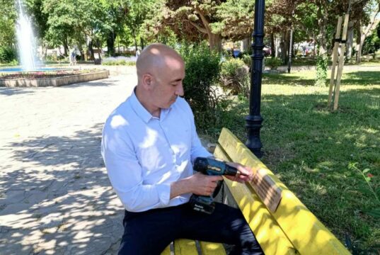 Созопол ще радва своите жители и гости с артистични и романтични стихопейки, кметът Тихомир Янакиев монтира първите стихове на пейките