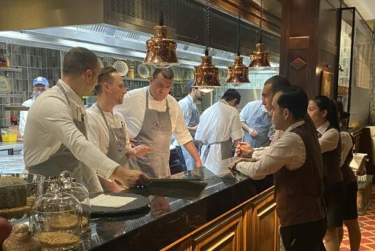 Изисканият ресторант Коме Прима в Кемпински Хотел Гранд Арена Банско очарова своите гости с гастрономическото събитие „Мишлен вечеря на 4 ръце“