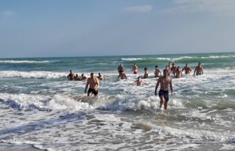 Три кръста хвърлиха в морето край Албена на Богоявление