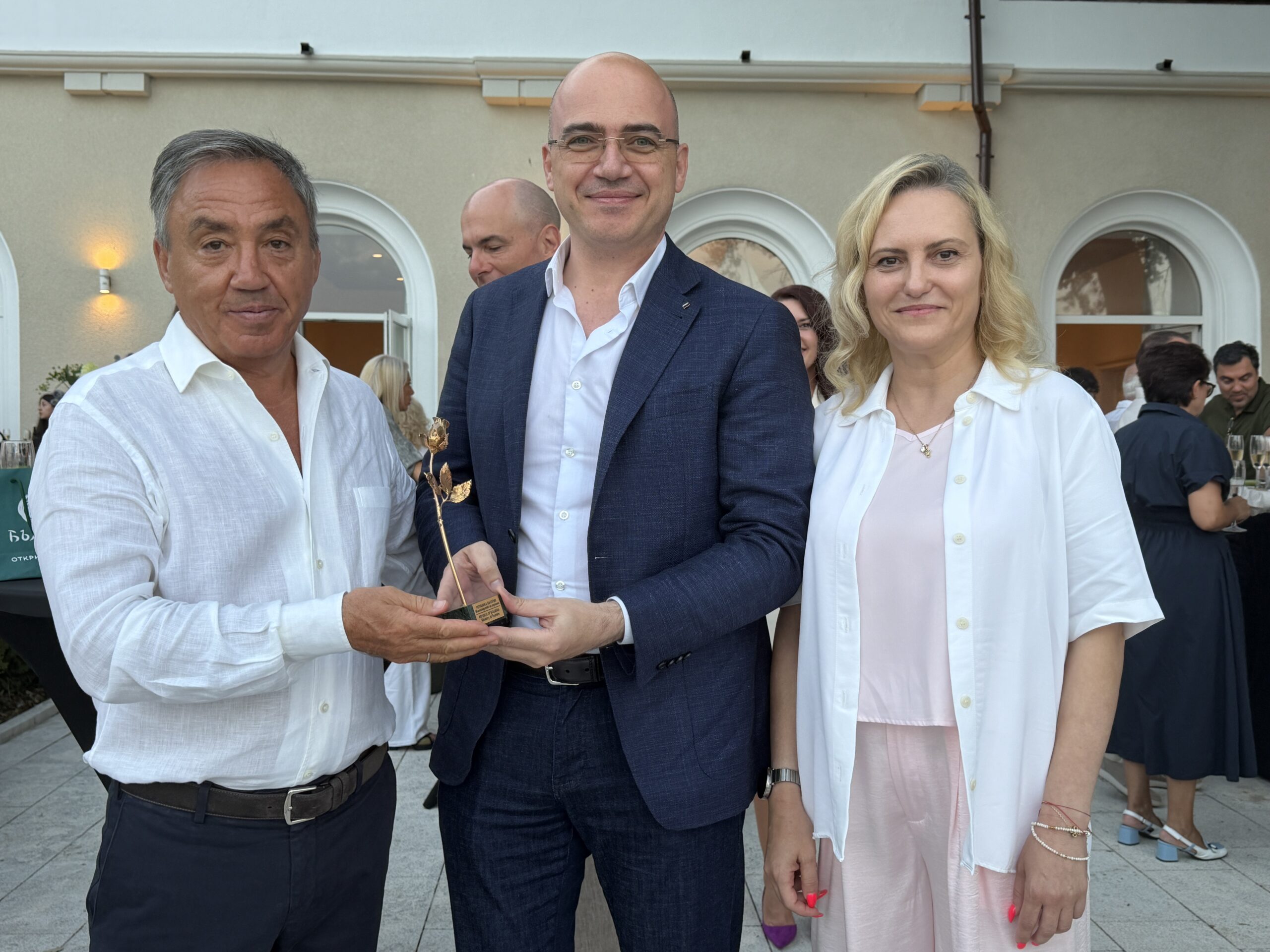 Отляво надясно: Христо Асенов, собственик на HVD Hotels; д-р Илин Димитров, министър на туризма; и Жулиета Христова, изпълнителен директор на HVD Hotels.